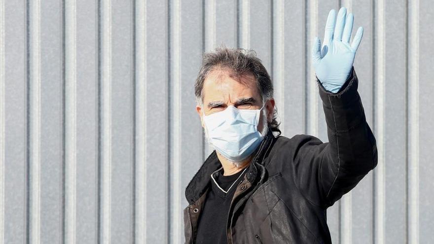 Jordi Cuixart, saluda en arribar a la seva empresa