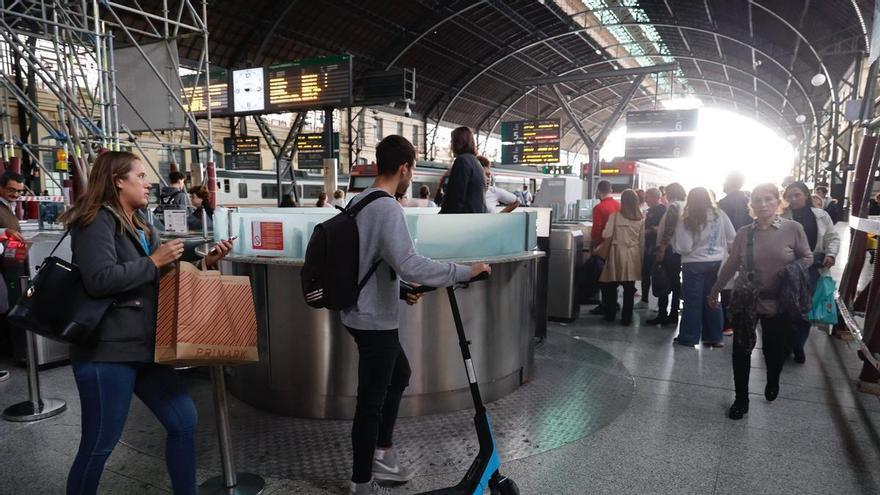 Renfe vuelve a aceptar patinetes en sus trenes, siempre que estén homologados