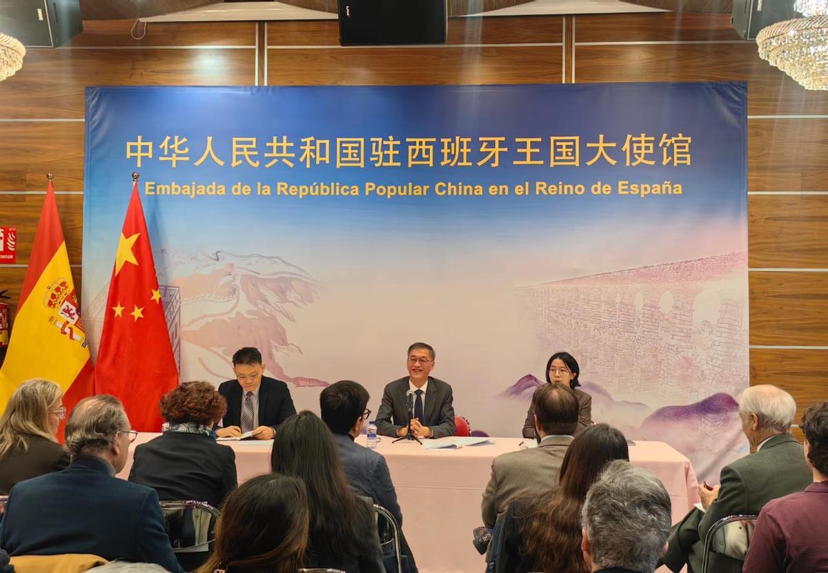 El embajador Yao Jing durante el seminario para analizar las 'Dos Sesiones'.