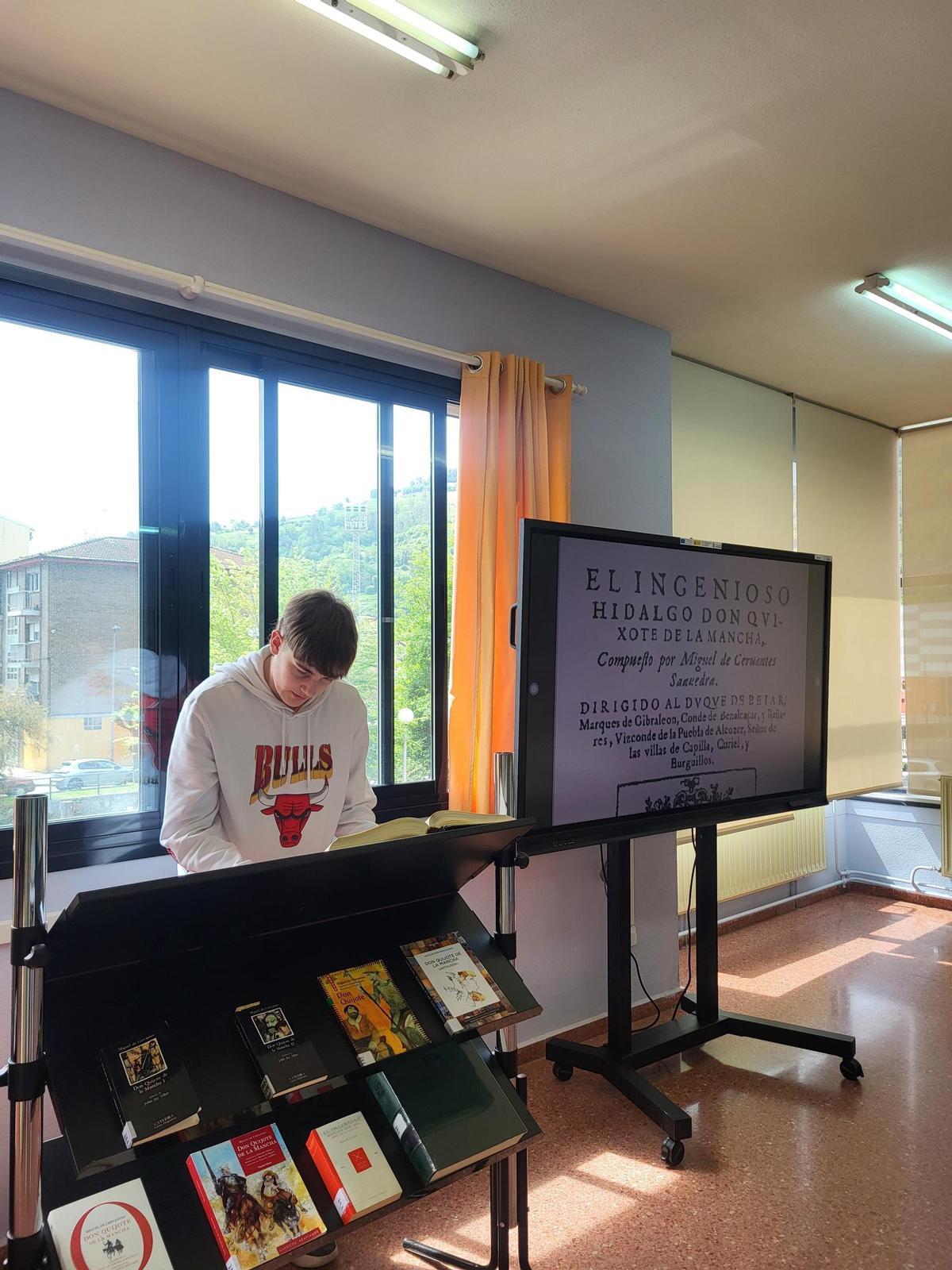 Daniel Pariente Romera, alumno de 2º de Bachillerato, en la lectura de "El Quijote".