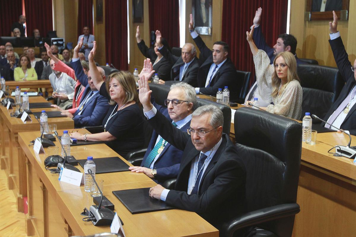 Los votos del PP dieron la presidencia a Luis Menor en la segunda votación.