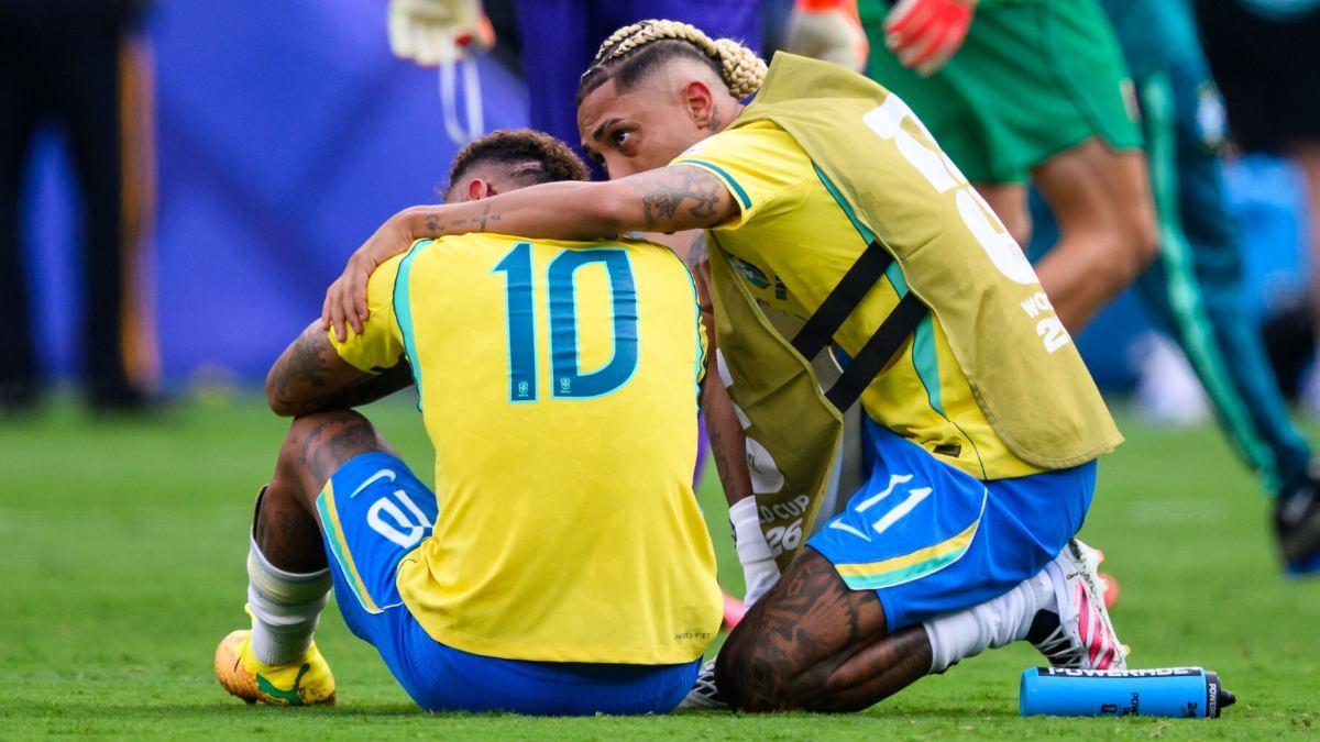 Raphinha consola a Neymar Jr. tras la eliminación contra Noruega