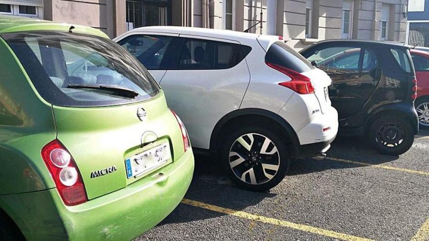 Coches aparcados en la calle de la Maestranza, ayer.