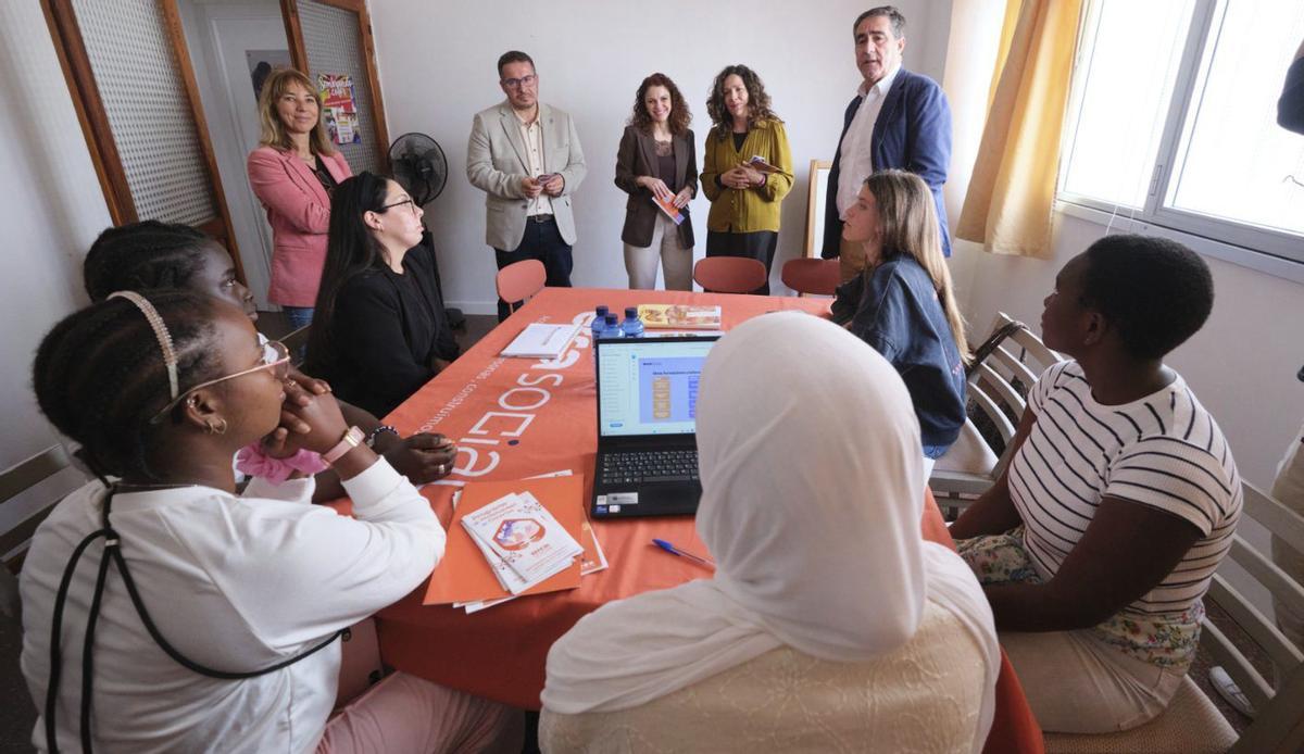 Visita de las autoridades regionales e insulares al piso que acoge a mujeres migrantes, en la capital.  | LP / DLP