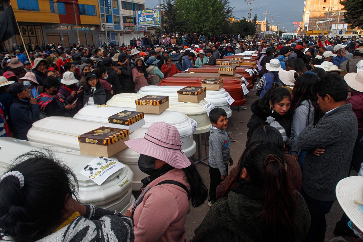 Ataúdes vacíos mientras forman una fila junto a los familiares y pobladores autoconvocados a la espera de la entrega de los cuerpos de los fallecidos en los exteriores del Hospital Carlos Monje Medrano, en Juliaca (Perú).