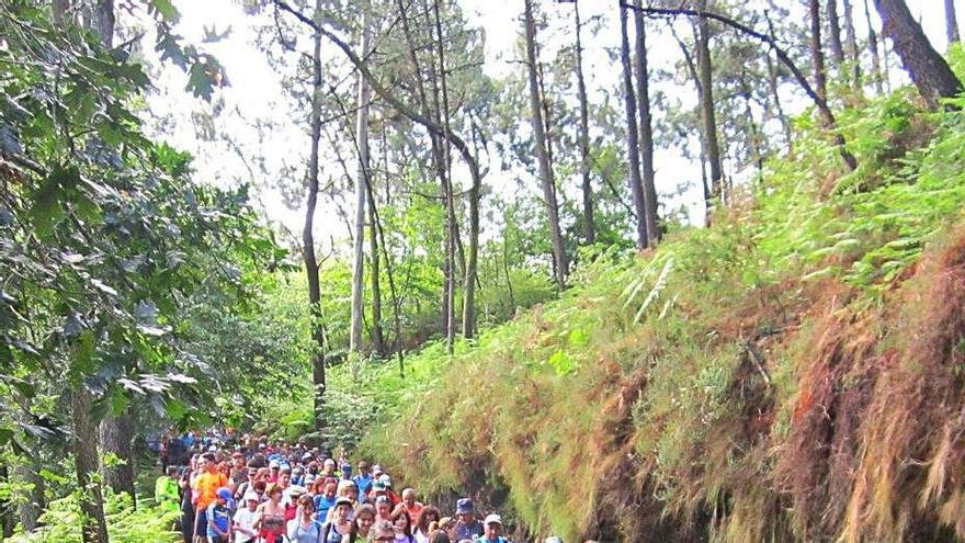 Participantes en una pasada edición de la Travesía de la costa naviega.