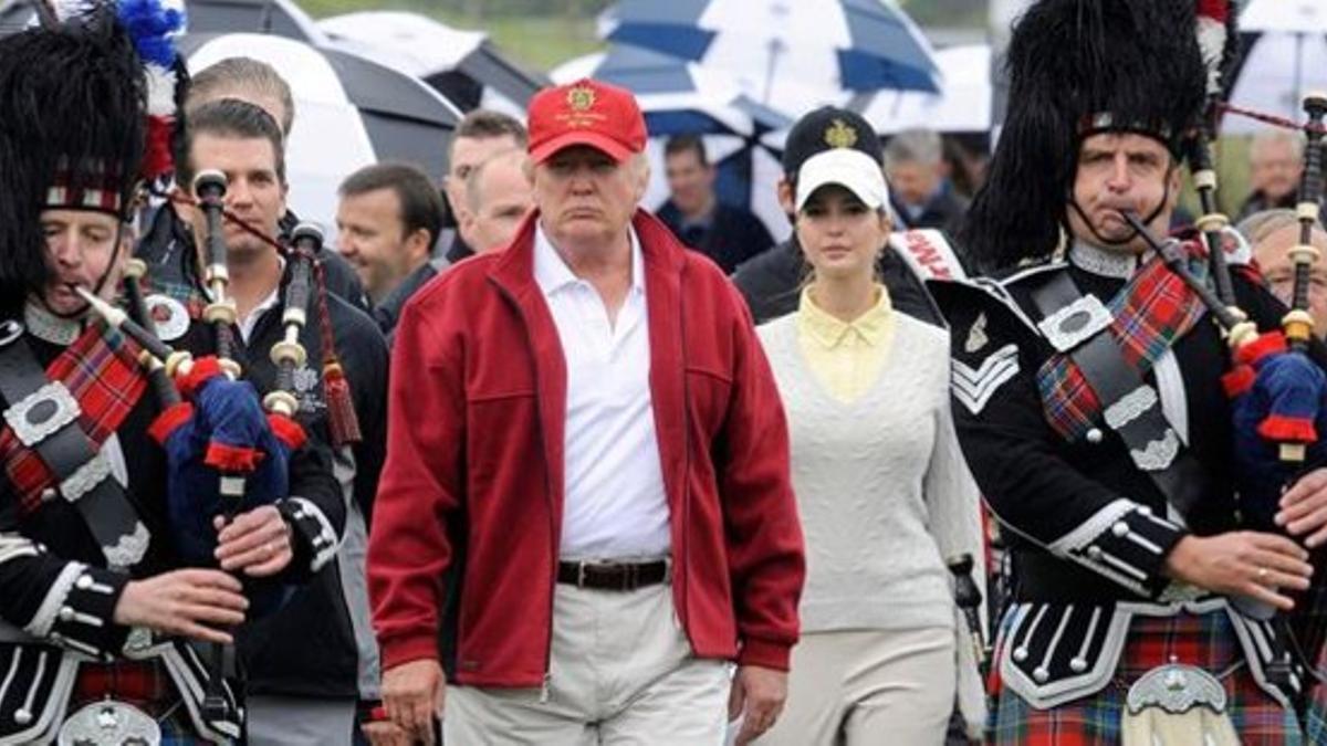 Trump (centro) acompañado por gaitas escocesas en el estreno de su campo de golf en Aberdeenshire (Escocia), el 10 de julio del 2012.