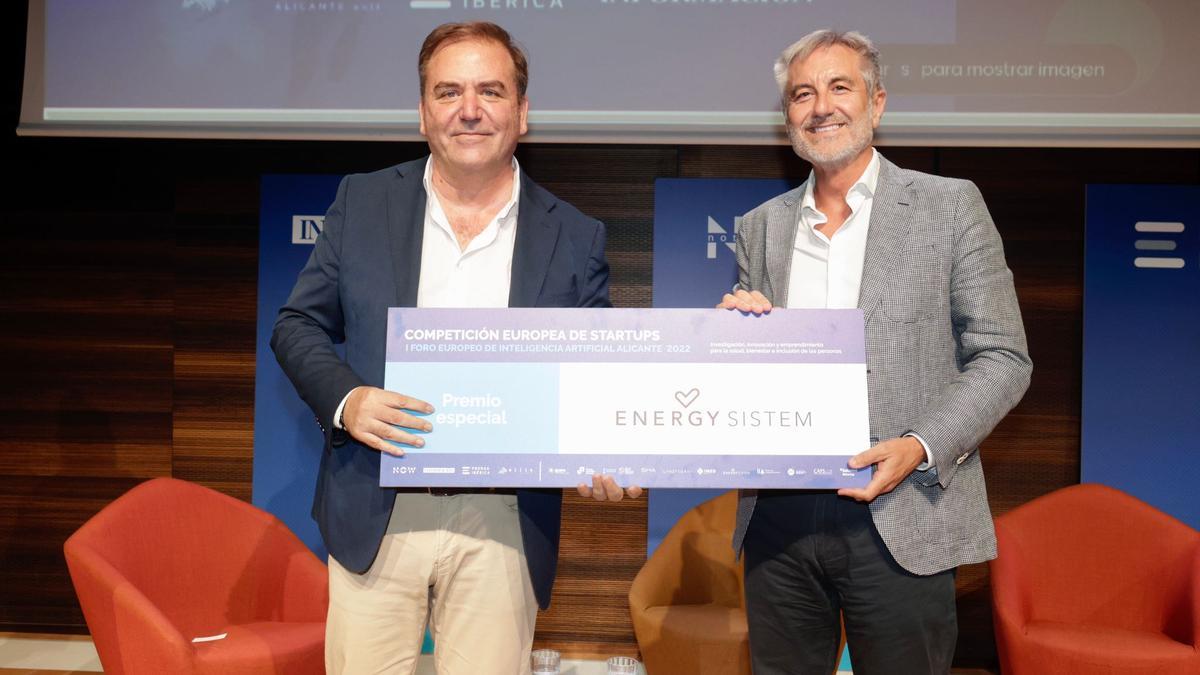 Julio Sánchez, presidente de Energy SISTEM, entrega el premio a Bumerania.