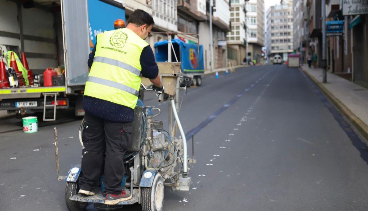 El Concello realiza el pintado de Pérez Viondi y San Paio |