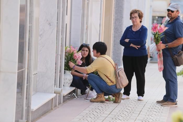 Día de Todos los Santos en el cementerio de Lorca