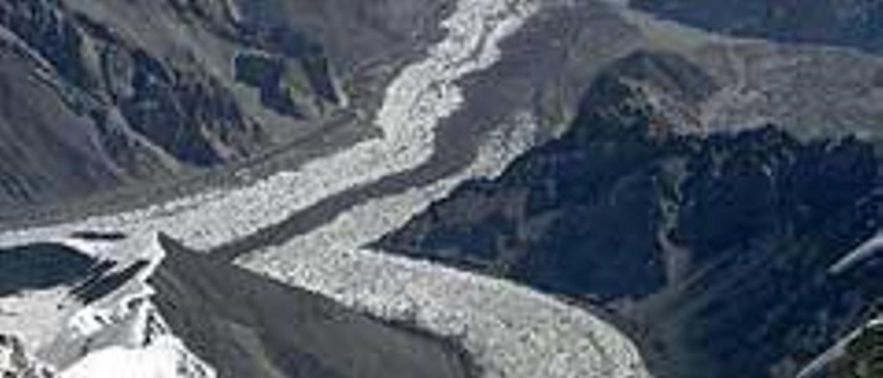 Un miembro de la expedición aragonesa de 2006, subiendo al Gasherbrum II, con el glaciar Baltoro al fondo.