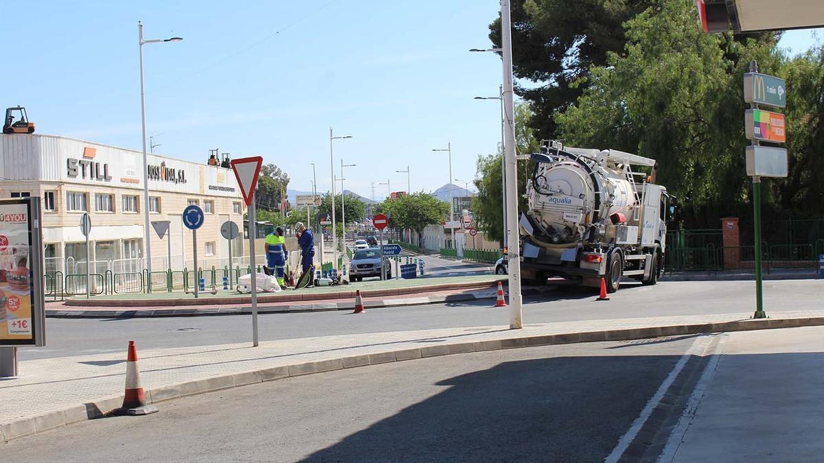 Limpieza del colector de aguas pluviales en las inmediaciones del cauce del río Vinalopó en Novelda.