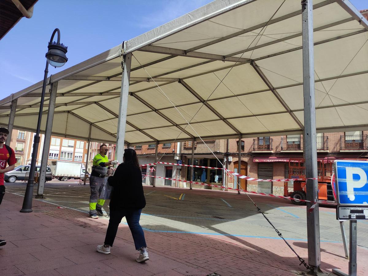 Carpa instalada en la Plaza de La Madera.