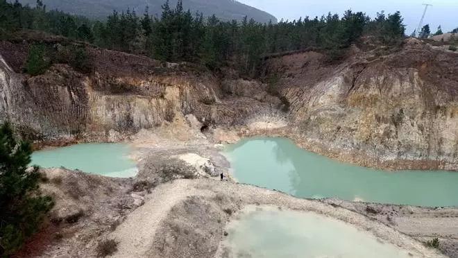 El colapso de una balsa de la antigua mina de Monte Neme provoca un grave arrastre de lodos en Malpica