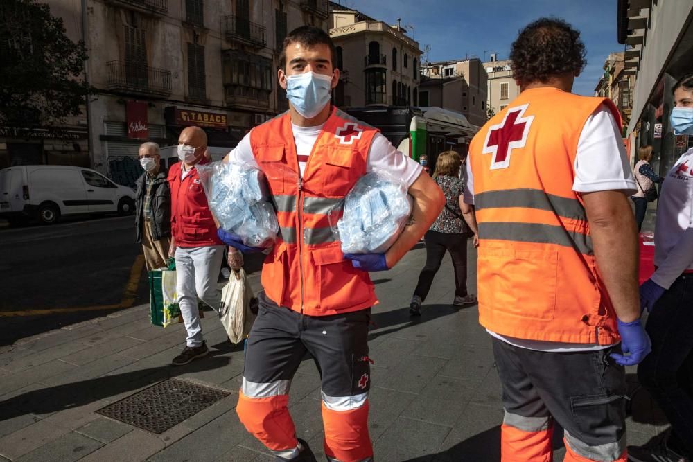 Los viajeros se resignan a llevar  mascarilla en el transporte público