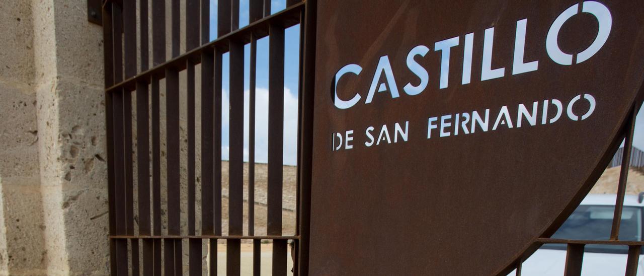 El único acceso al Castillo San Fernando, que ha acumulado cierres y aperturas sin cumplir con el horario previsto