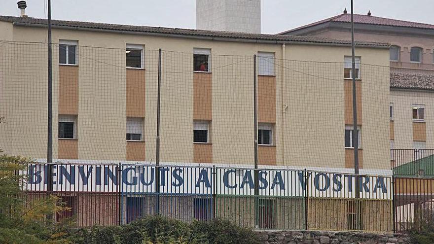 Perspectiva de l&#039;escola Joviat des del carrer de l&#039;Apotecari, al costat de l&#039;antic hotel Pere III