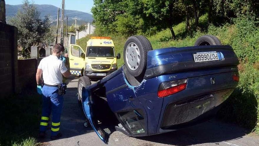 El coche volcado en Lourizán. // R. Vázquez