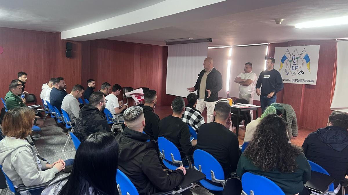 Maximiliano Díaz, da la bienvenida a los nuevos estibadores del Puerto de Las Palmas