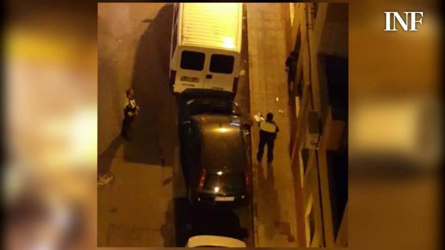 Así reduce la Policía Local a un hombre "extremadamente violento" en las calles de Orihuela