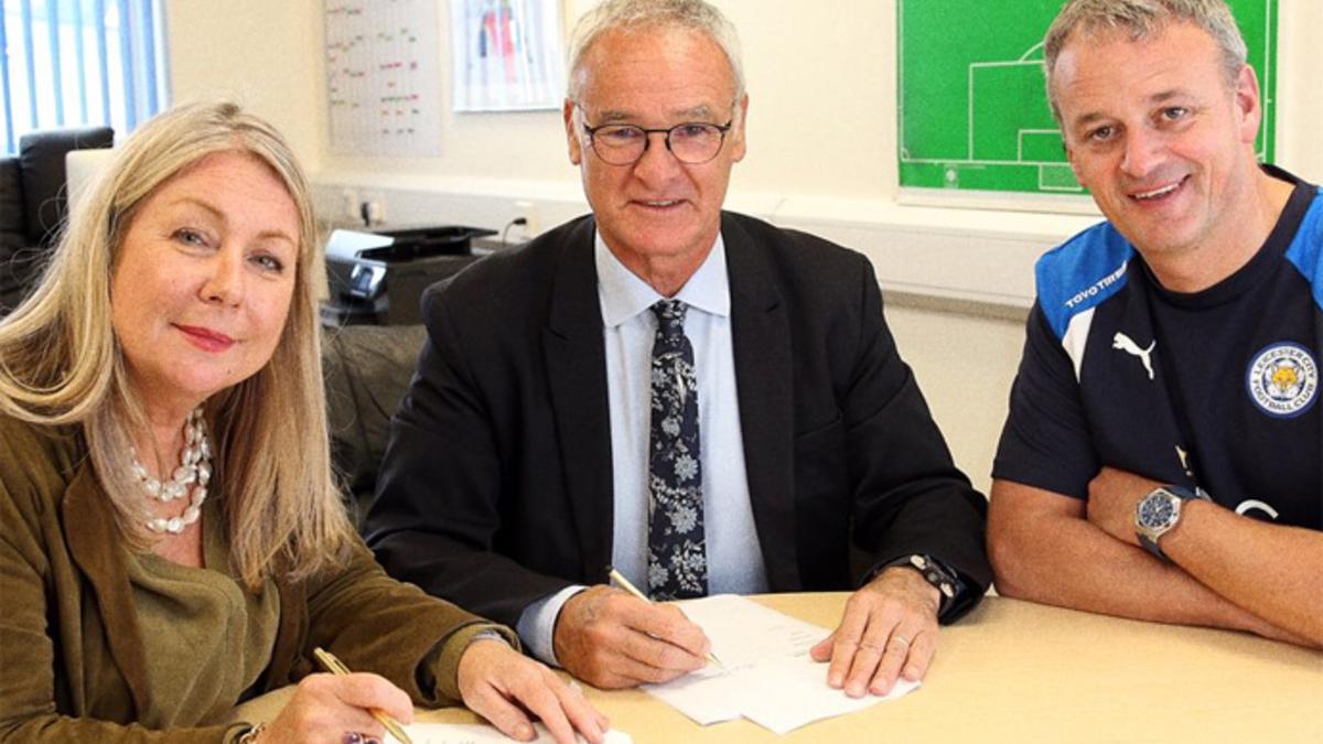 Claudio Ranieri firmó su nuevo contrato junto a los ejecutivos del Leicester