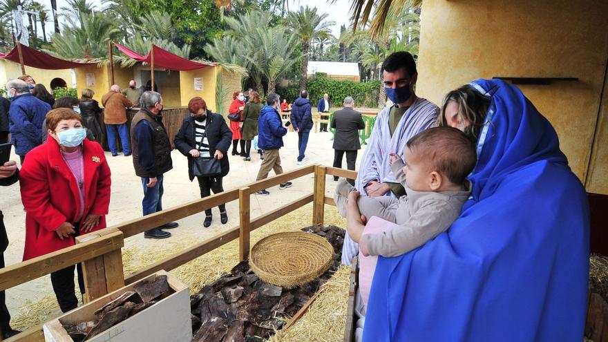 Visitantes ayer junto al pesebre donde María y José muestran al niño Jesús.  | MATÍAS SEGARRA