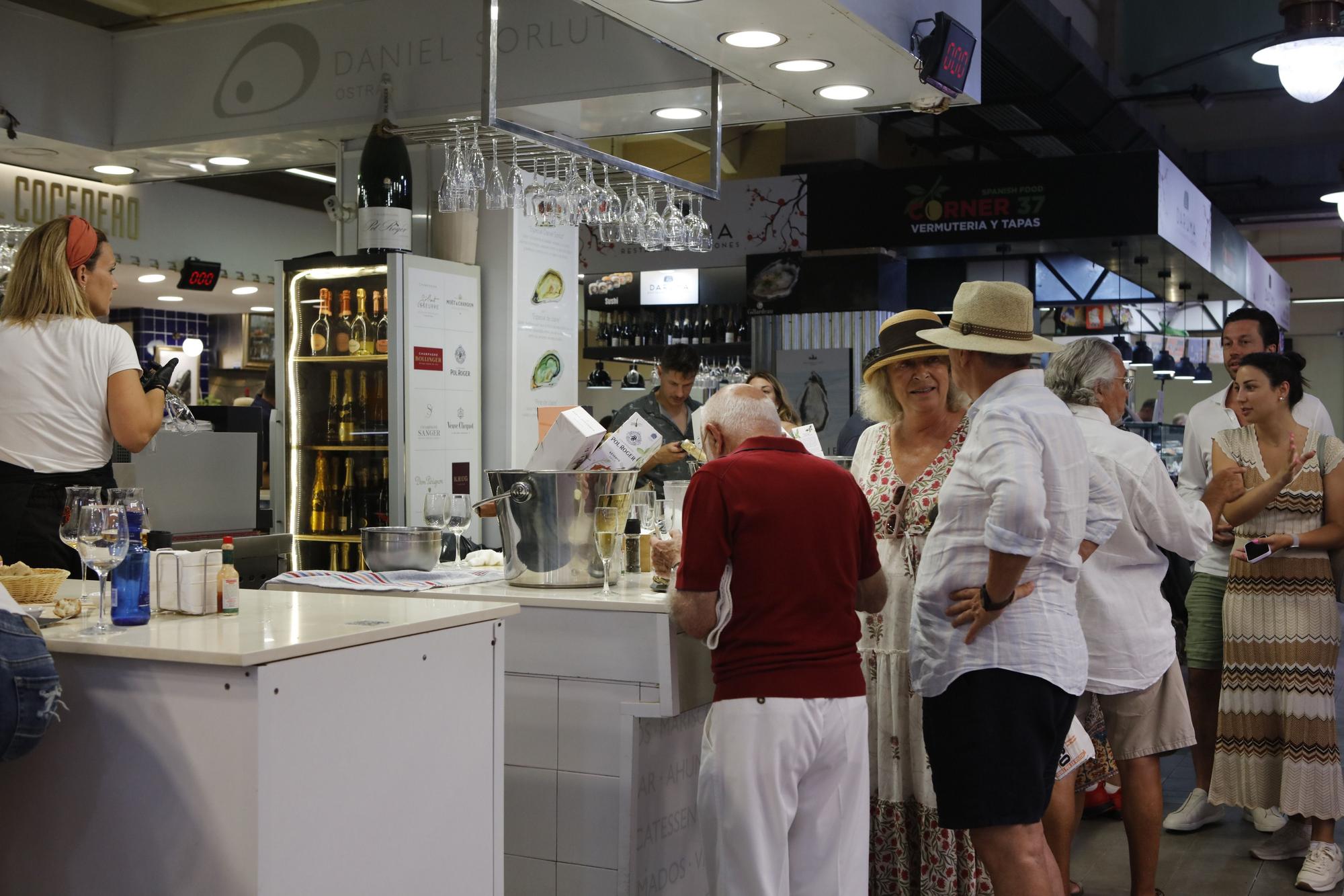 So sehen die Bars in der Fischhalle des Mercat de l'Olivar aus