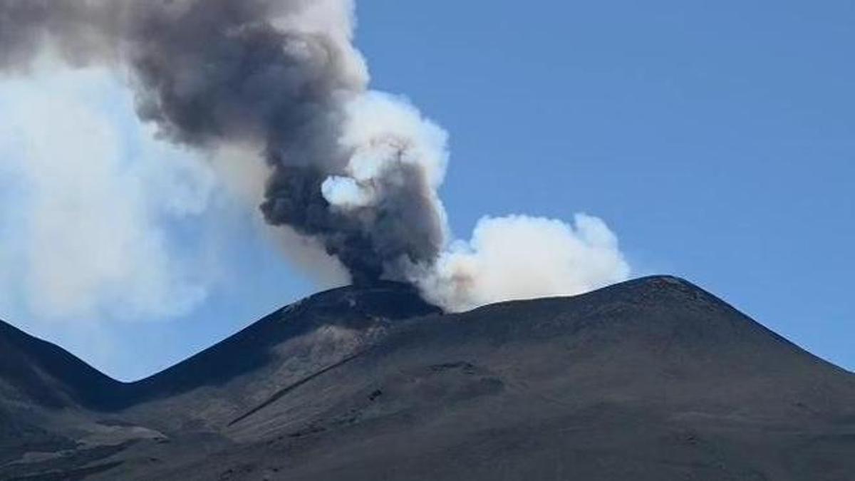 Etna yanardağının patlama aktivitesi Sicilya hava sahasının bir kısmının kapanmasına neden oluyor