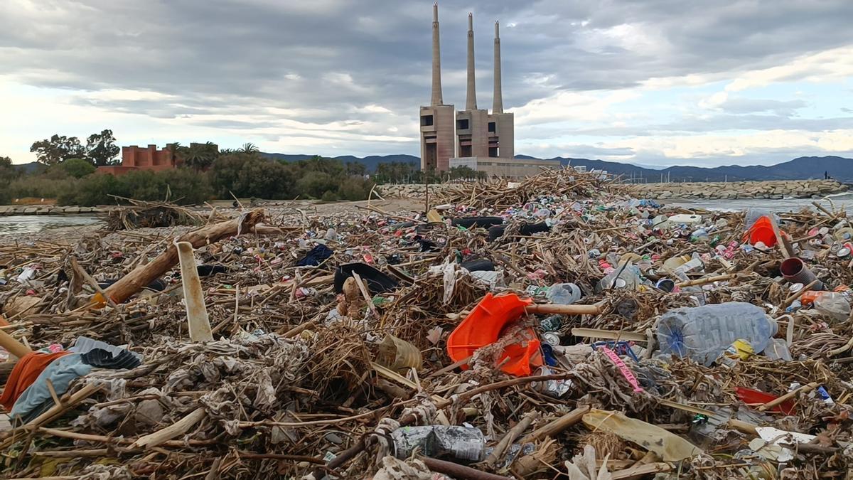 Basura acumulada en la desembocadura del río Besòs tras la crecida causada por las lluvias, en Sant Adrià.