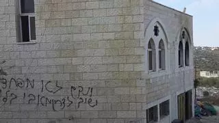 Colonos incendian una mezquita y pintan eslóganes racistas en la Cisjordania ocupada