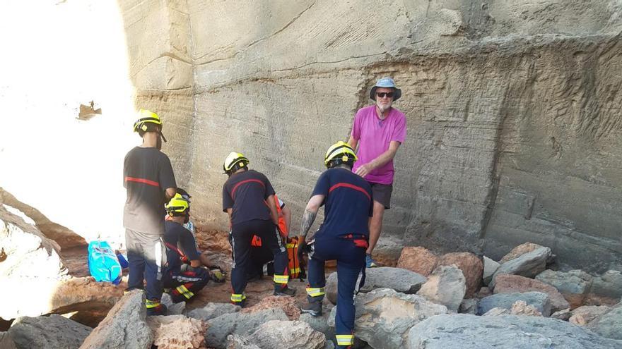 Rescatan a un hombre herido tras caer dos metros por un acantilado en Formentera