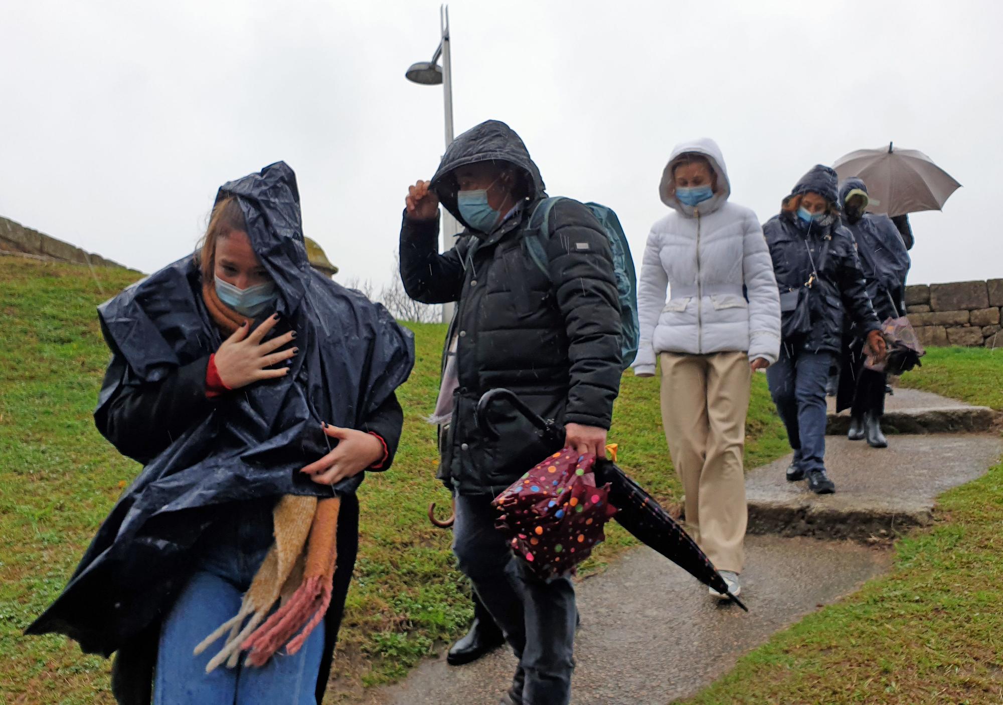 Temporal en Galicia: la borrasca Barra llena Vigo de paraguas y chubasqueros