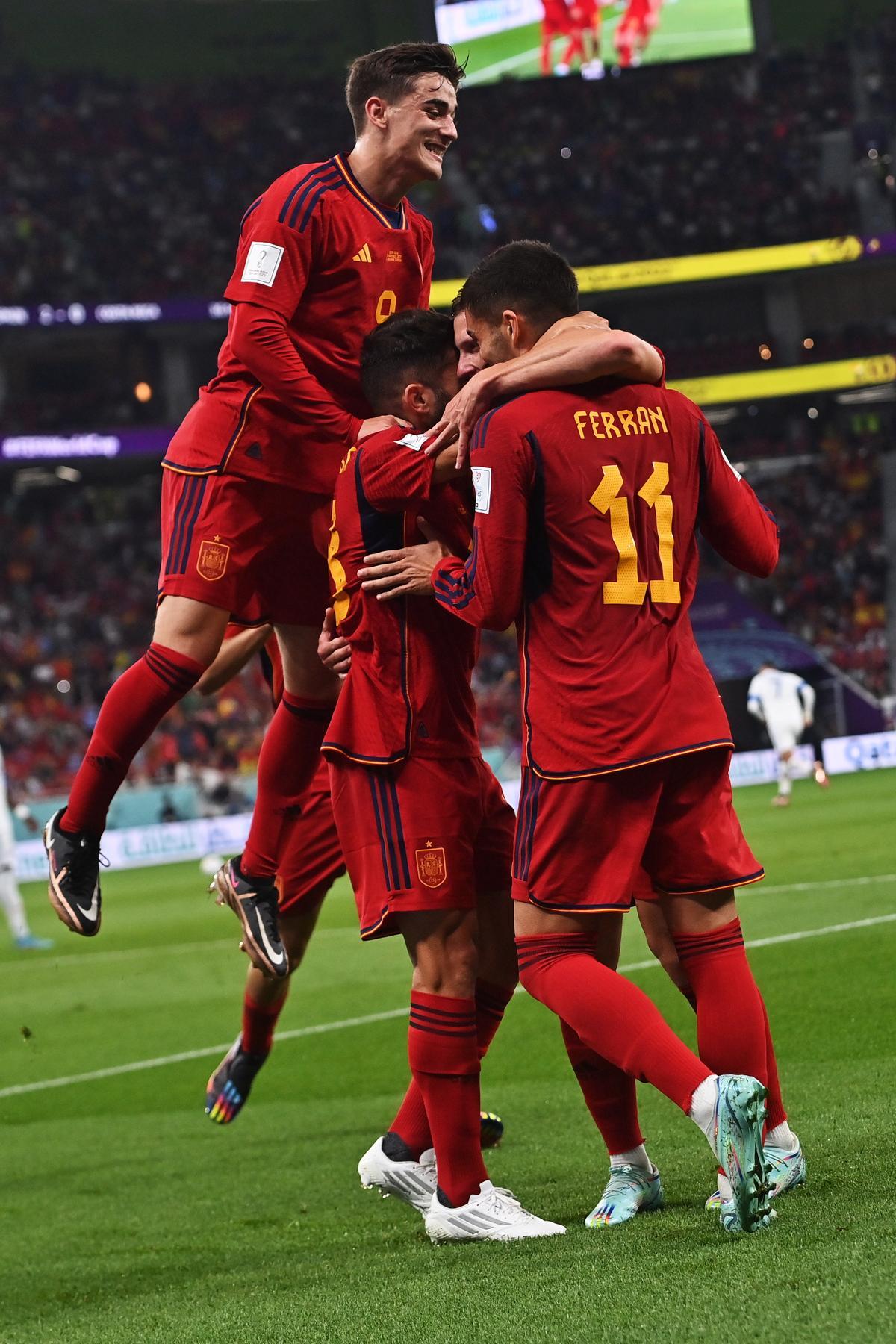 Doha (Qatar), 23/11/2022.- Players of Spain surround Ferran Torres of Spain to celebrate scoring the 3-0 goal from the penalty spot during the opening ceremony of the FIFA World Cup 2022 group E soccer match between Spain and Costa Rica at Al Thumama Stadium in Doha, Qatar, 23 November 2022. (Mundial de Fútbol, España, Catar) EFE/EPA/Noushad Thekkayil