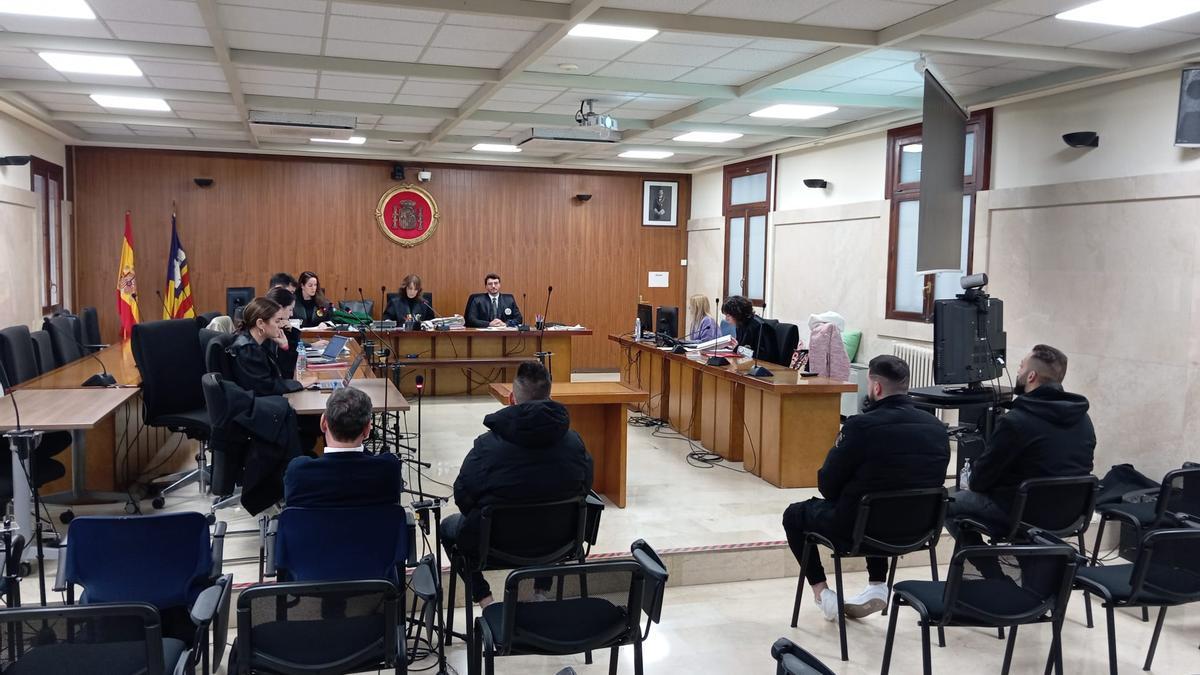Los cuatro condenados, ayer en el juicio celebrado en la Audiencia Provincial.