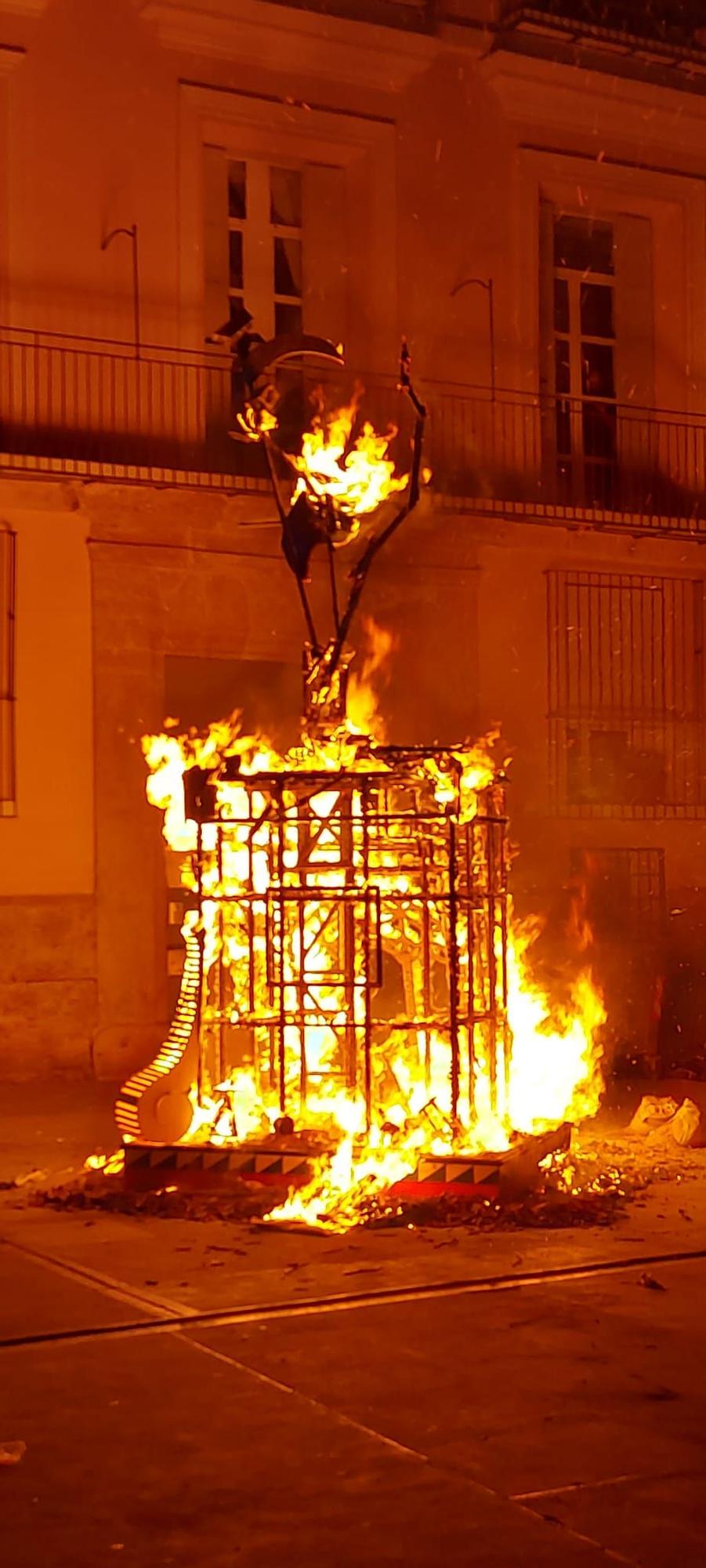 Así ardió la Falla del Siglo XIX plantada por la Agrupación del Carmen