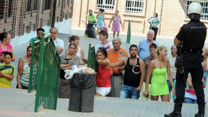 La llegada de Juan Antonio al barrio de Capuchinos de Orihuela despertó el interés de los vecinos.