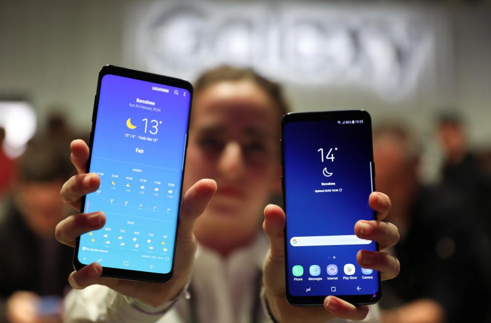 A hostess shows up Samsung's new S9 (R) and S9 ...