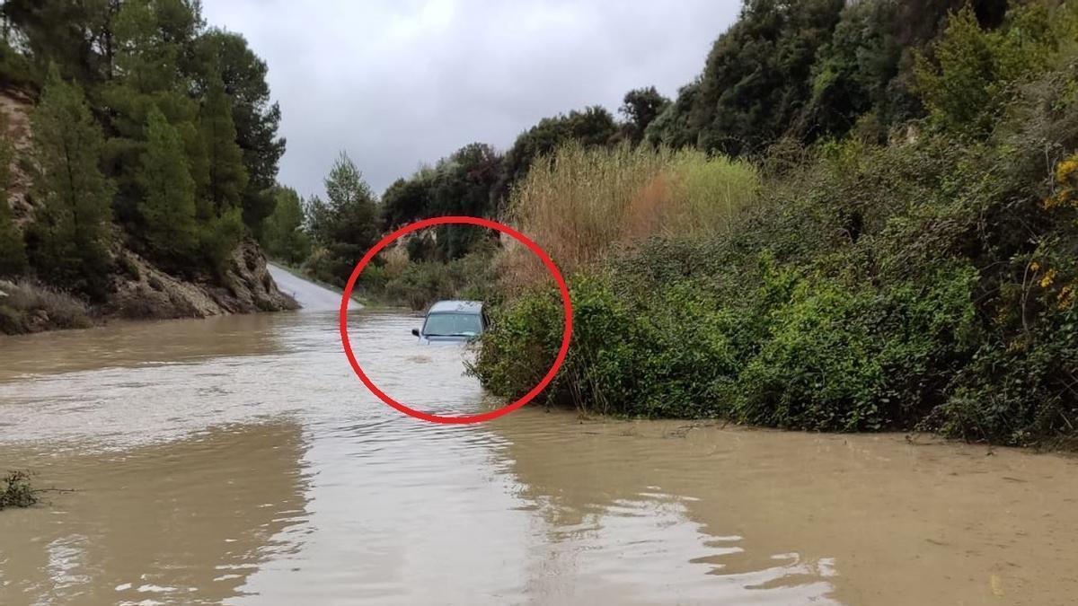 El coche atrapado por la crecida del río Alhárabe, en Moratalla