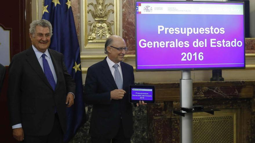 El presidente del Congreso, Jesús Posada (i), junto al ministro de Hacienda, Cristóbal Montoro, en la presentación de los presupuestos