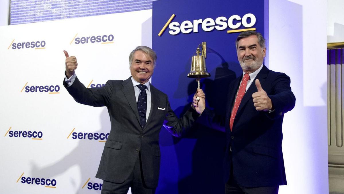 Por la izquierda, Antonio Suárez, presidente de Seresco, y Carlos Suárez, consejero delegado, en el tradicional toque de campana que marca el inicio de cotización de las sociedades que se estrenen en el parqué.|