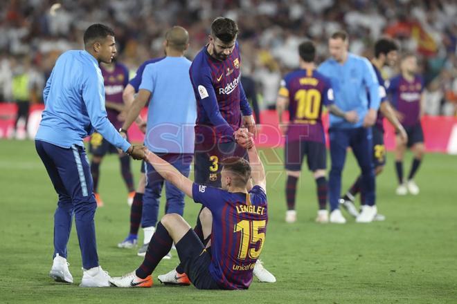 Imágenes de la decepción de los jugadores del FC Barcelona tras perder la Final de Copa del Rey ante el Valencia en el estadio Benito Villamarín, Sevilla.