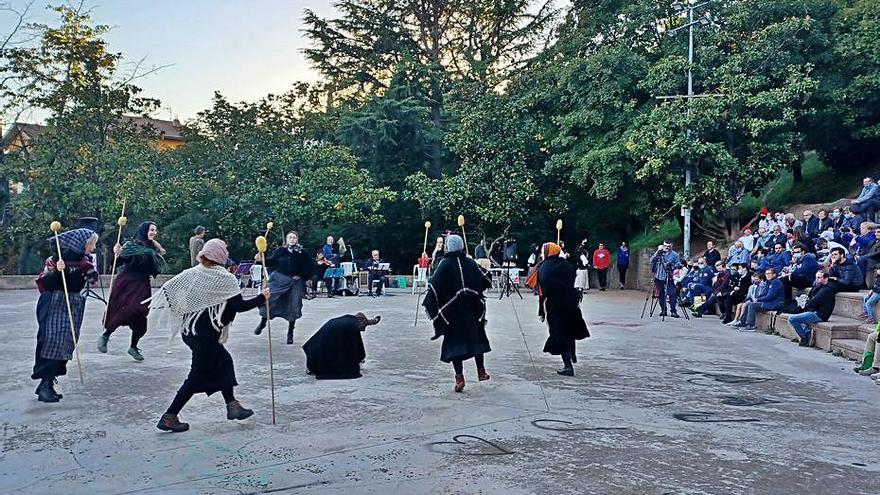 Ball del moliner de la Pobla de Lillet, ahir al parc del Lledó | ANNA COSTA