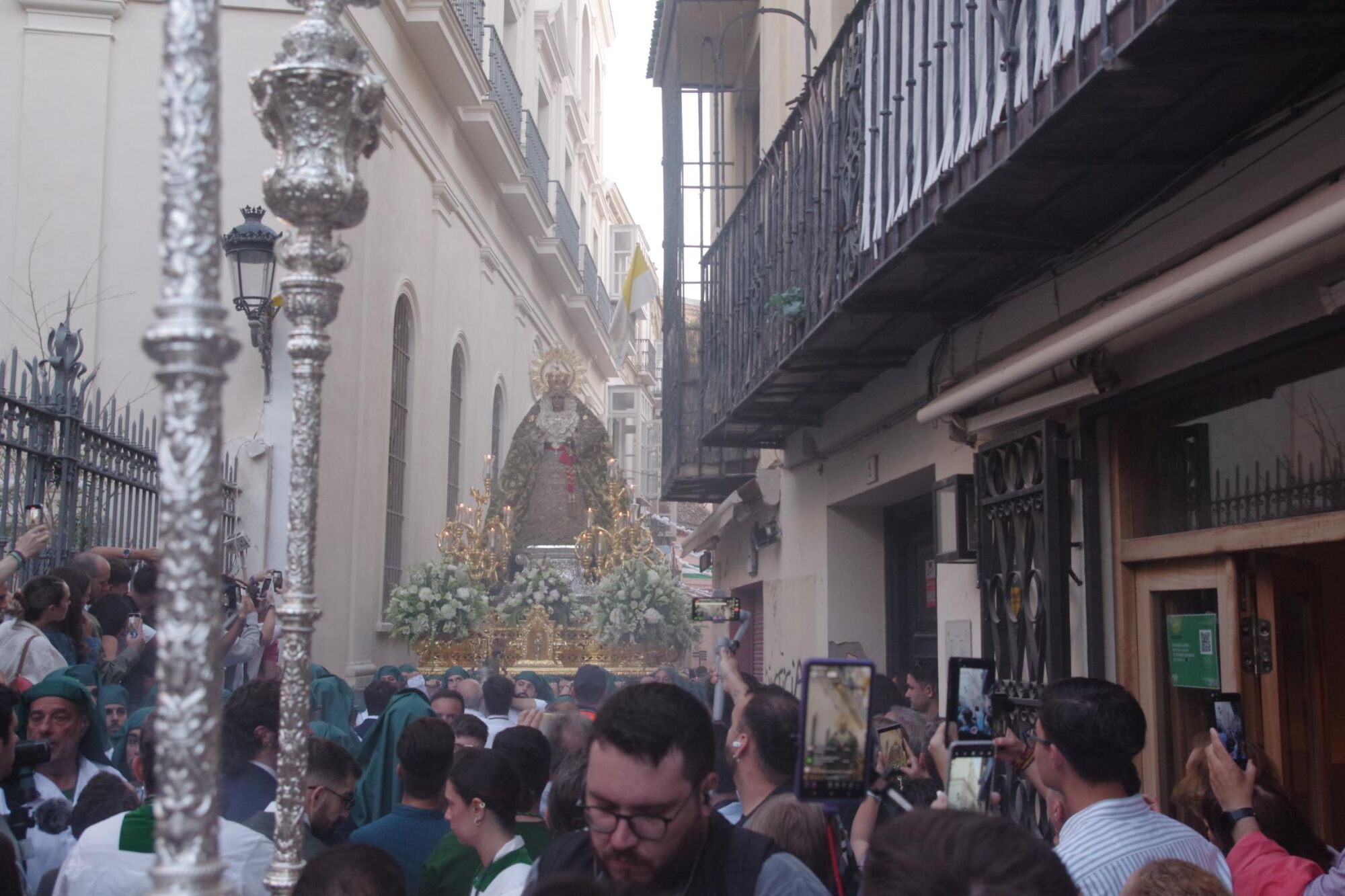 Procesión triunfal de regreso de la Virgen de la Esperanza a su basílica tras su peregrinación a Roma