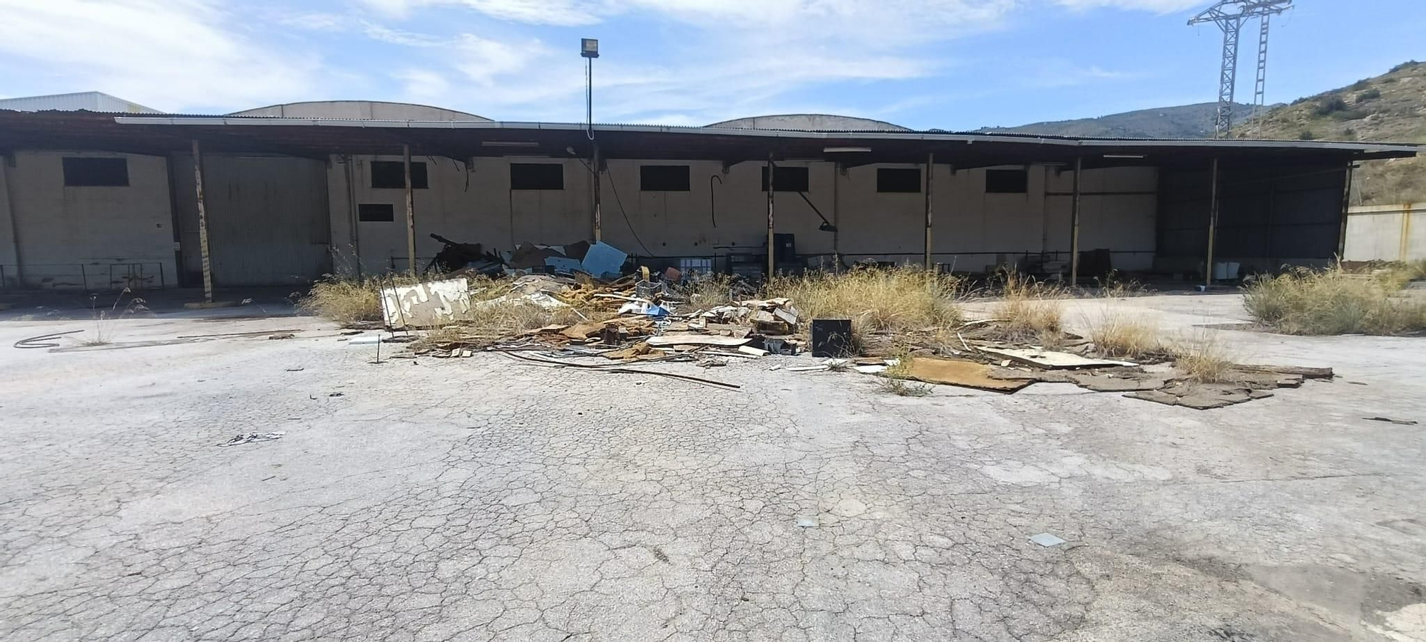 Esclarecedores imágenes del estado y los riesgos de una nave industrial abandonada en la Vall