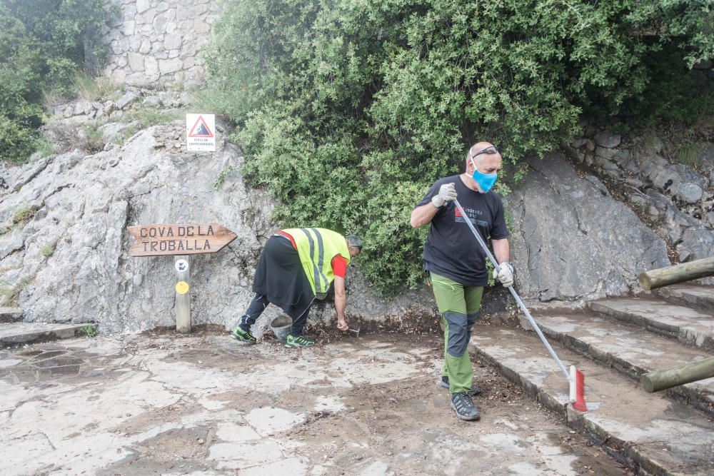 Capitans de Queralt i voluntaris netegen l'entorn per una celebració de gala