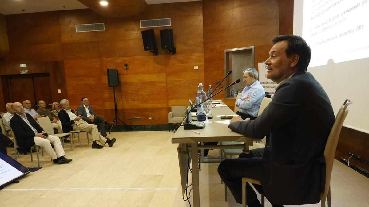 En primer plano, Francisco Blanco se dirige a los participantes del curso de economistas.