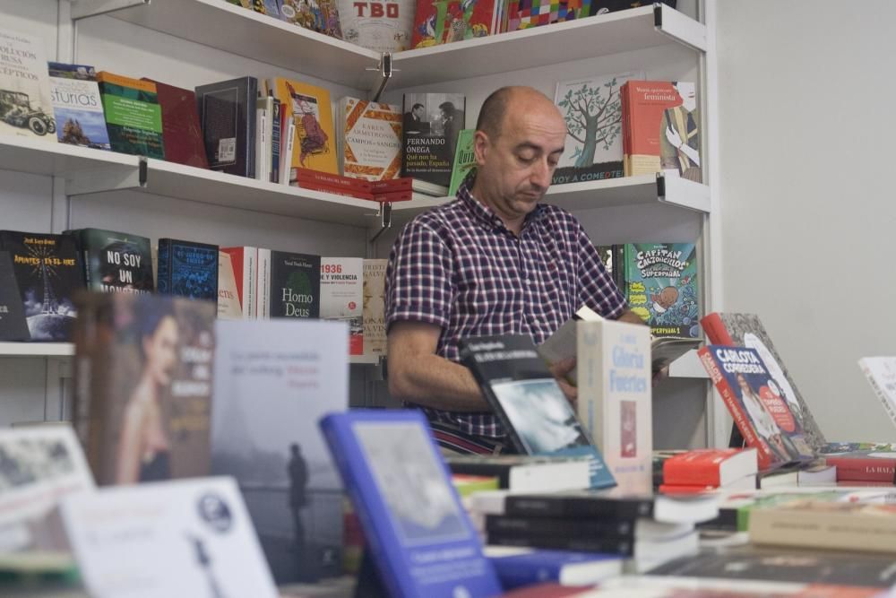 Público asistente a la Feria del Libro