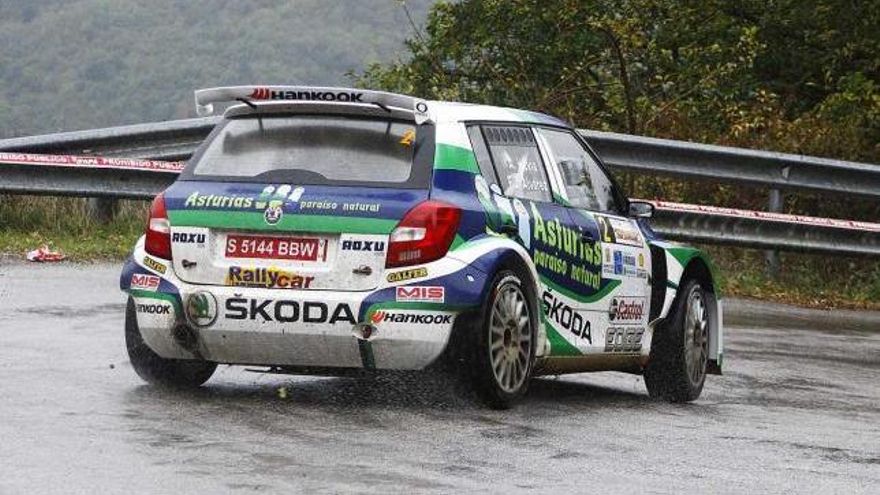 Jonathan Pérez, a los mandos de su Lancer Evo. IX.