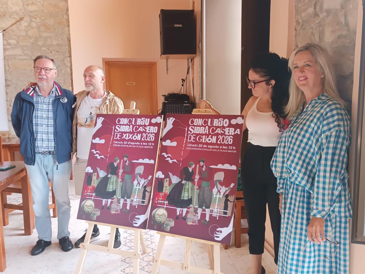 Por la izquierda, José María fdez, presidente de la asociación de vecinos de Ruedes; Alejandro Pidal, vicepresidente de la asociación; Leticia González Díaz diseñadora del cartel y Mercedes López, secretaria de la asociación  "El Culete Moyáyu".