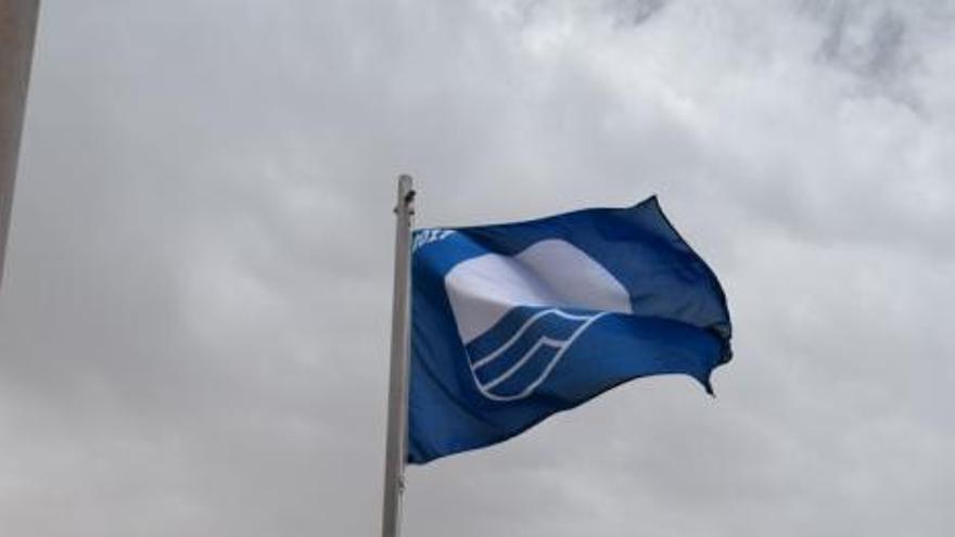 La Bandera Azul ya ondea en Sardina